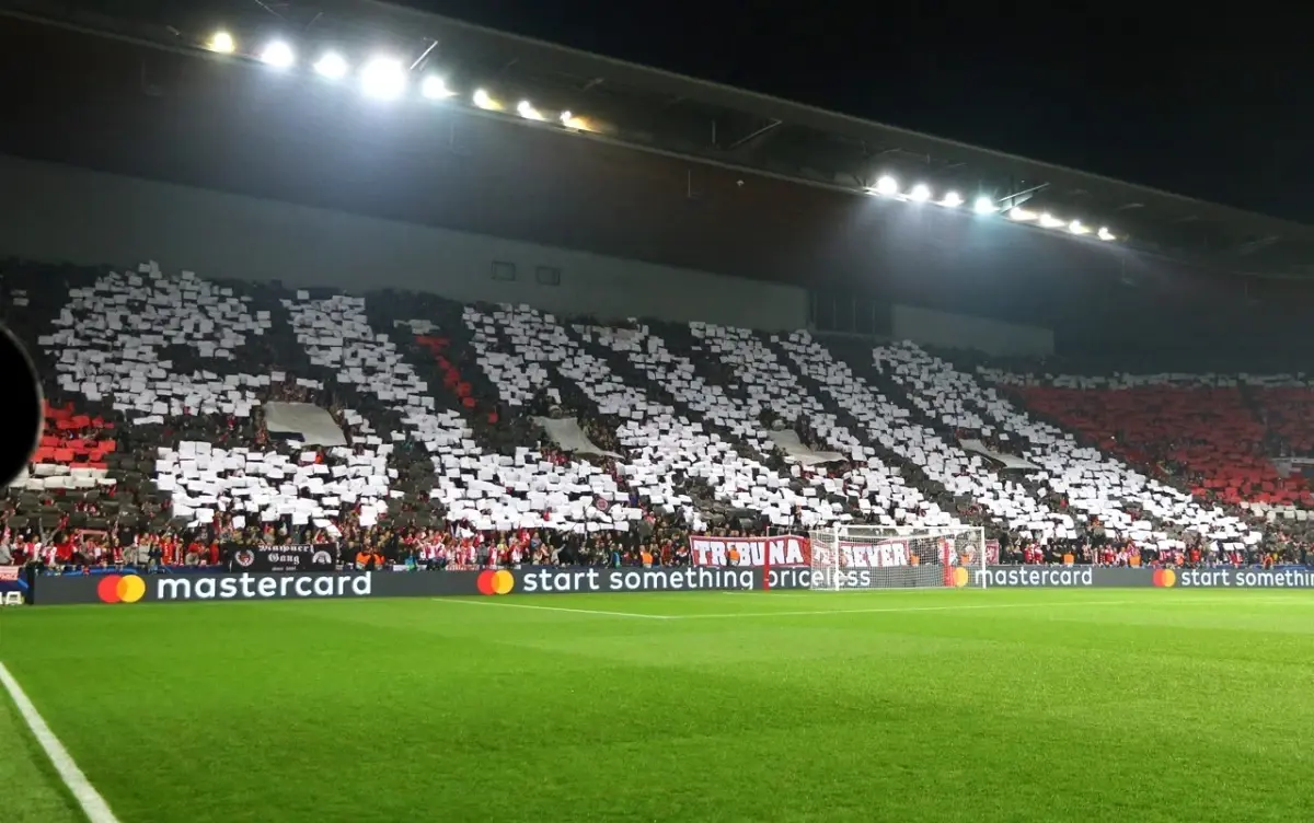 derby-pragi-przerwane-slavia-praga-ukarana-10-mln-czk-stadion-zamkniety-na-4-mecze-mecz-zweryfikowany-03